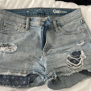 Distressed size 26 gap shorts